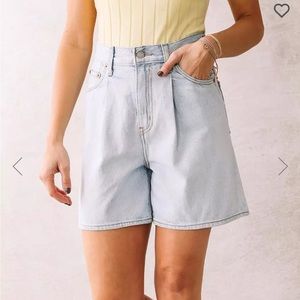 Levi’s Ribcage Pleated Shorts